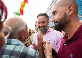 Santiago Abascal, este domingo en Torrevieja, habla con los asistentes al acto de precampaña.