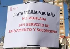 Carteles informativos en la playa de Muchavista este fin de semana.