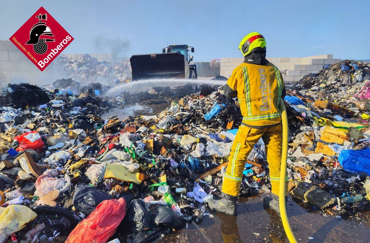 Imagen secundaria 1 - Extinguen un incendio con múltiples focos en una planta de reciclaje de Villena