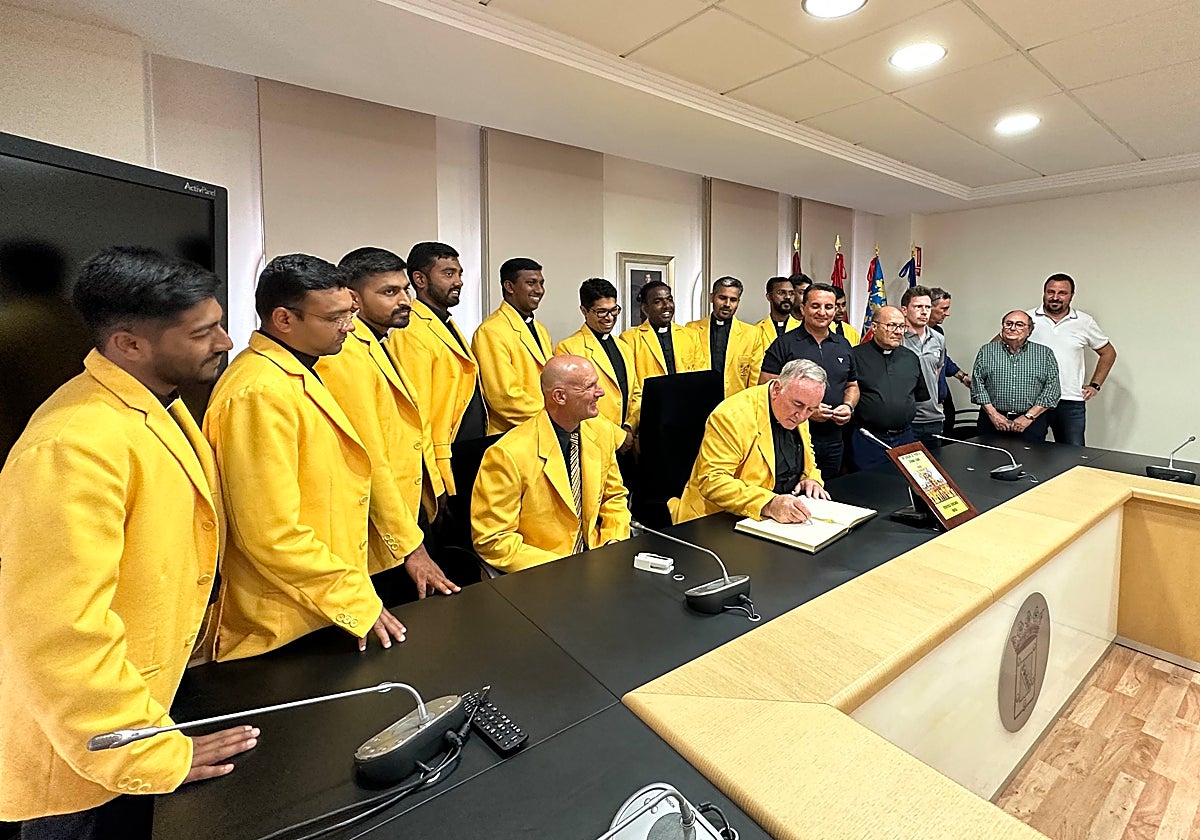 El equipo de cricket del Vaticano fue recibido por el alcalde de La Nucía, Bernabé Cano