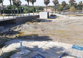 Rastros del vertido sobre la arena de Cala Mosca.