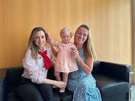 Victoria Ross (d) junto a su bebé, una de tantas extranjeras que ha acudido a Alicante para ser madre.