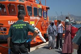 Una patera llega a puerto.