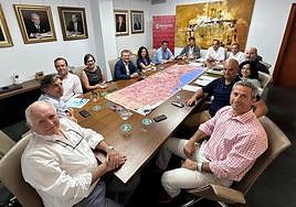 Imagen de la reunión entre la Comisión de Infraestructuras de la Cámara y los representantes de la plataforma Variante de Torrellano Ya!.