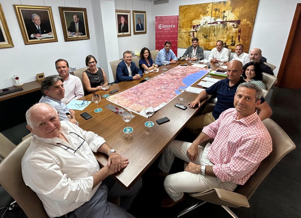 Imagen de la reunión entre la Comisión de Infraestructuras de la Cámara y los representantes de la plataforma Variante de Torrellano Ya!.