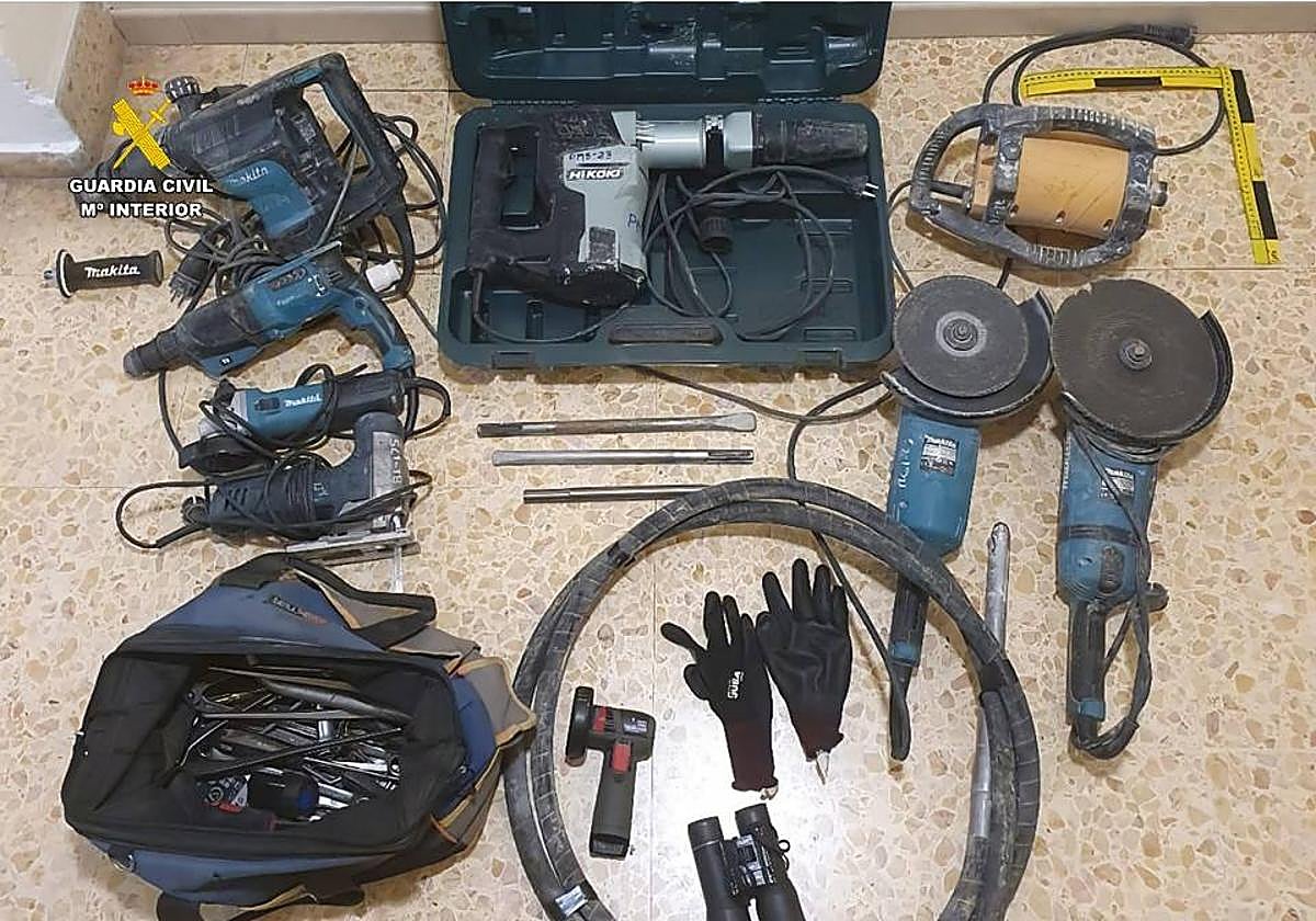 Material intervenido por la Guardia Civil a los sospechosos.