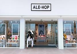 Una de las tiendas de Ale-Hop en la playa de San Juan.