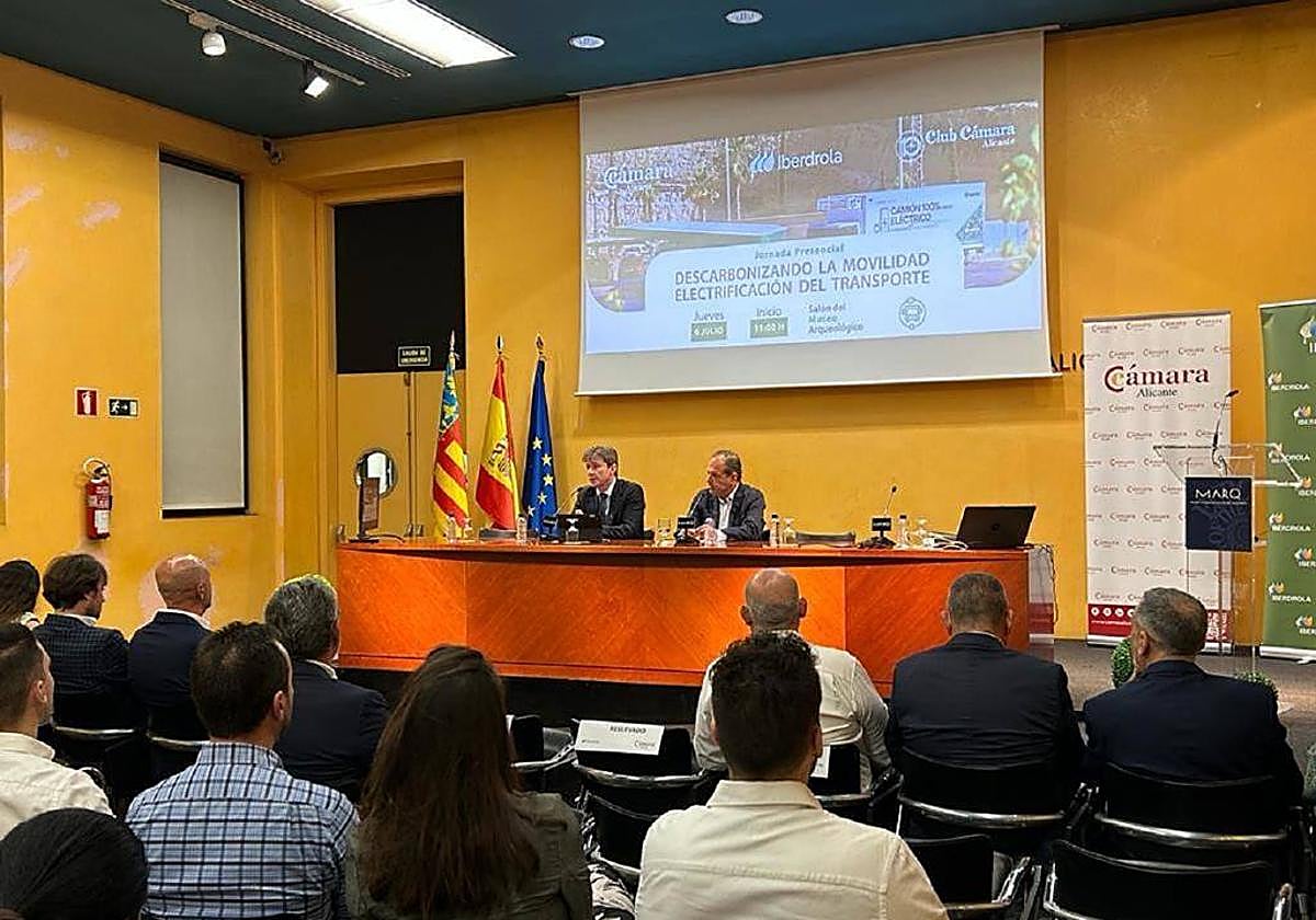 El presidente de Cámara Alicante, Carlos Baño, y el delegado de Iberdrola en la Comunitat Valenciana, Ibán Molina, en la jornada.