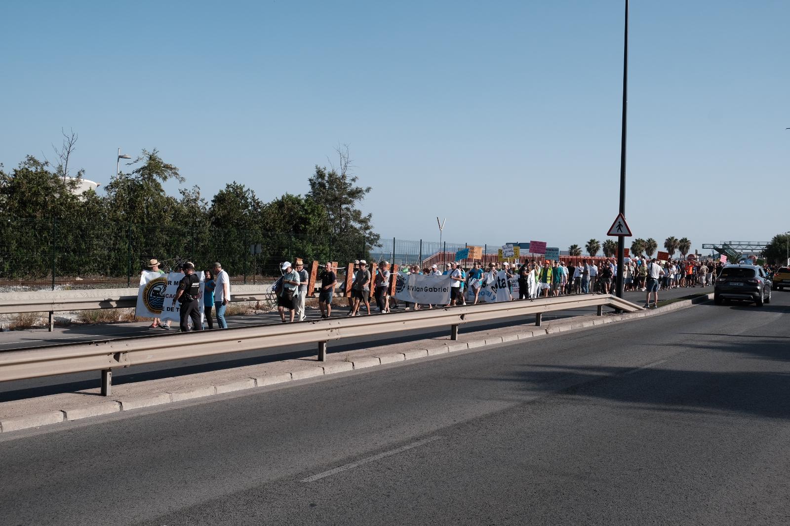 Las mejores imágenes de la manifestación por la variante de Torrellano