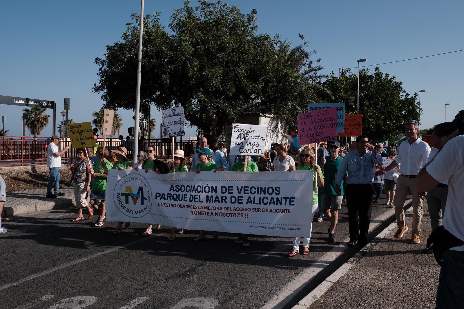 Las mejores imágenes de la manifestación por la variante de Torrellano
