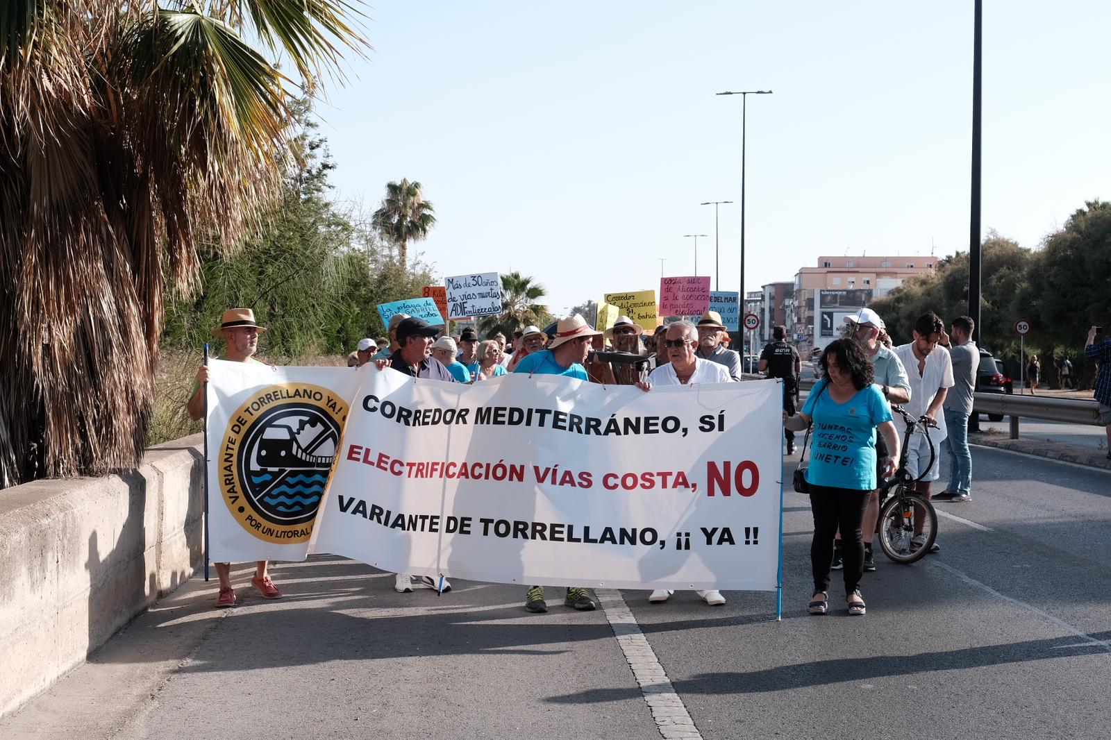 Las mejores imágenes de la manifestación por la variante de Torrellano