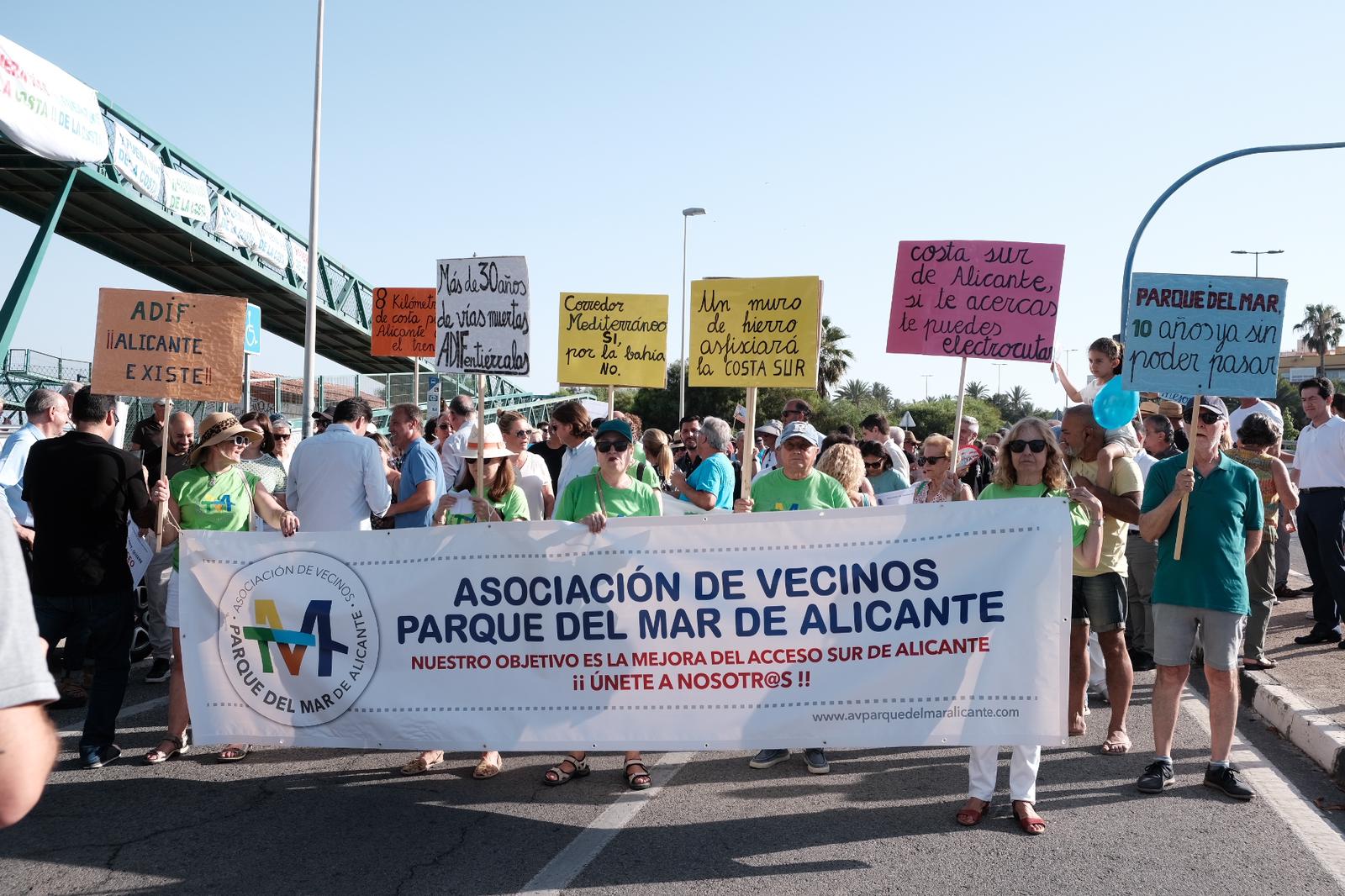 Las mejores imágenes de la manifestación por la variante de Torrellano
