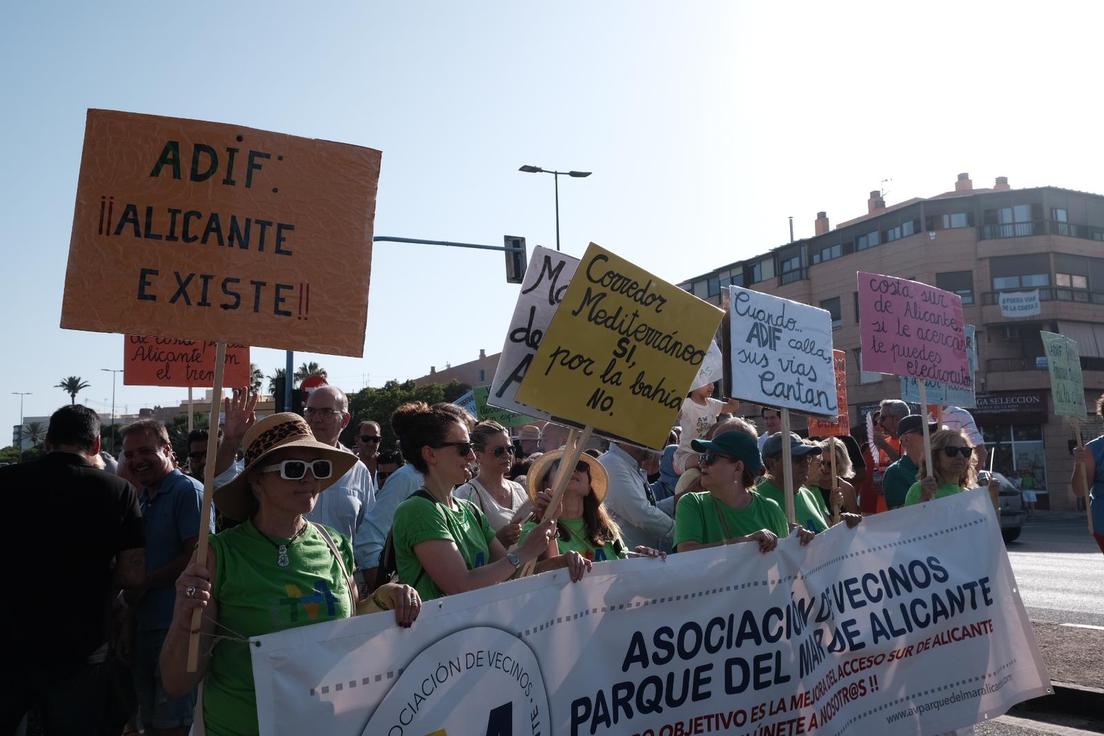 Las mejores imágenes de la manifestación por la variante de Torrellano