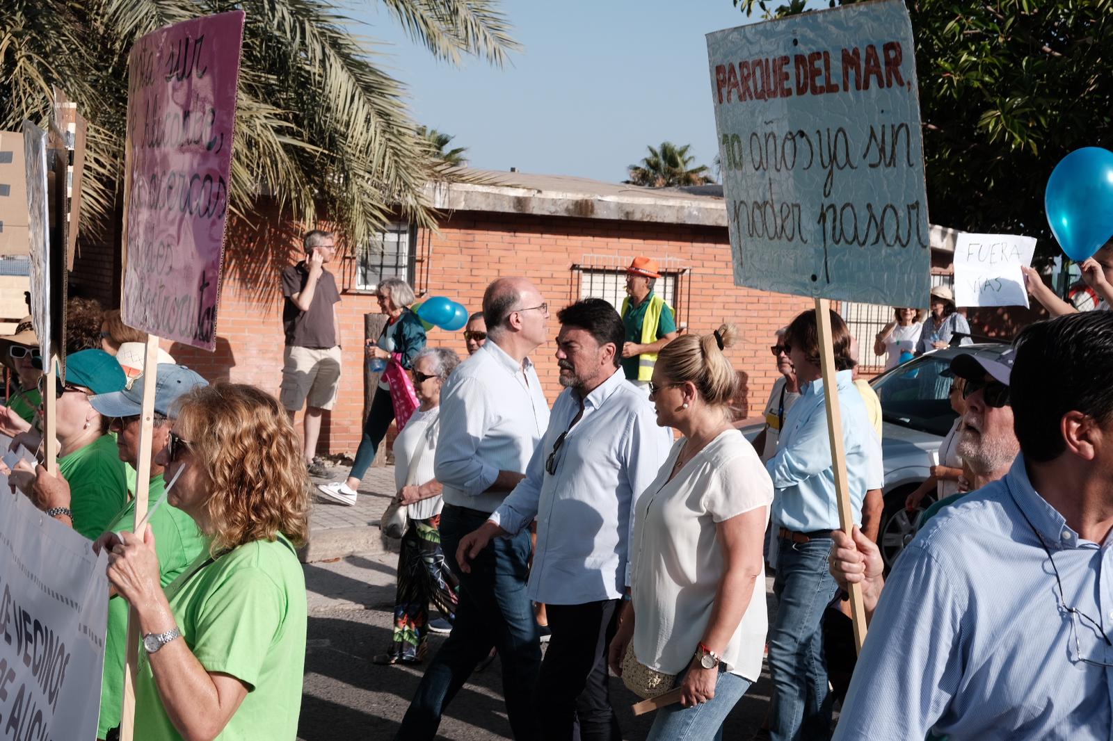 Las mejores imágenes de la manifestación por la variante de Torrellano
