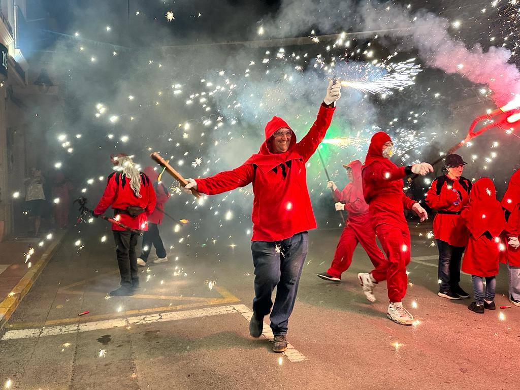Un multitudinario &#039;correfocs&#039; da la salida a las fiestas de la Virgen del Carmen en El Campello