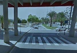 Paso de peatones debajo del Puente Rojo.