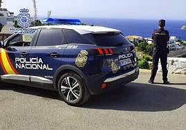 Angente y patrulla de la Policía Nacional en Benidorm.