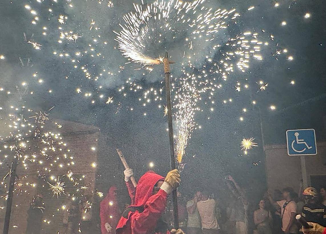 Un multitudinario &#039;correfocs&#039; da la salida a las fiestas de la Virgen del Carmen en El Campello