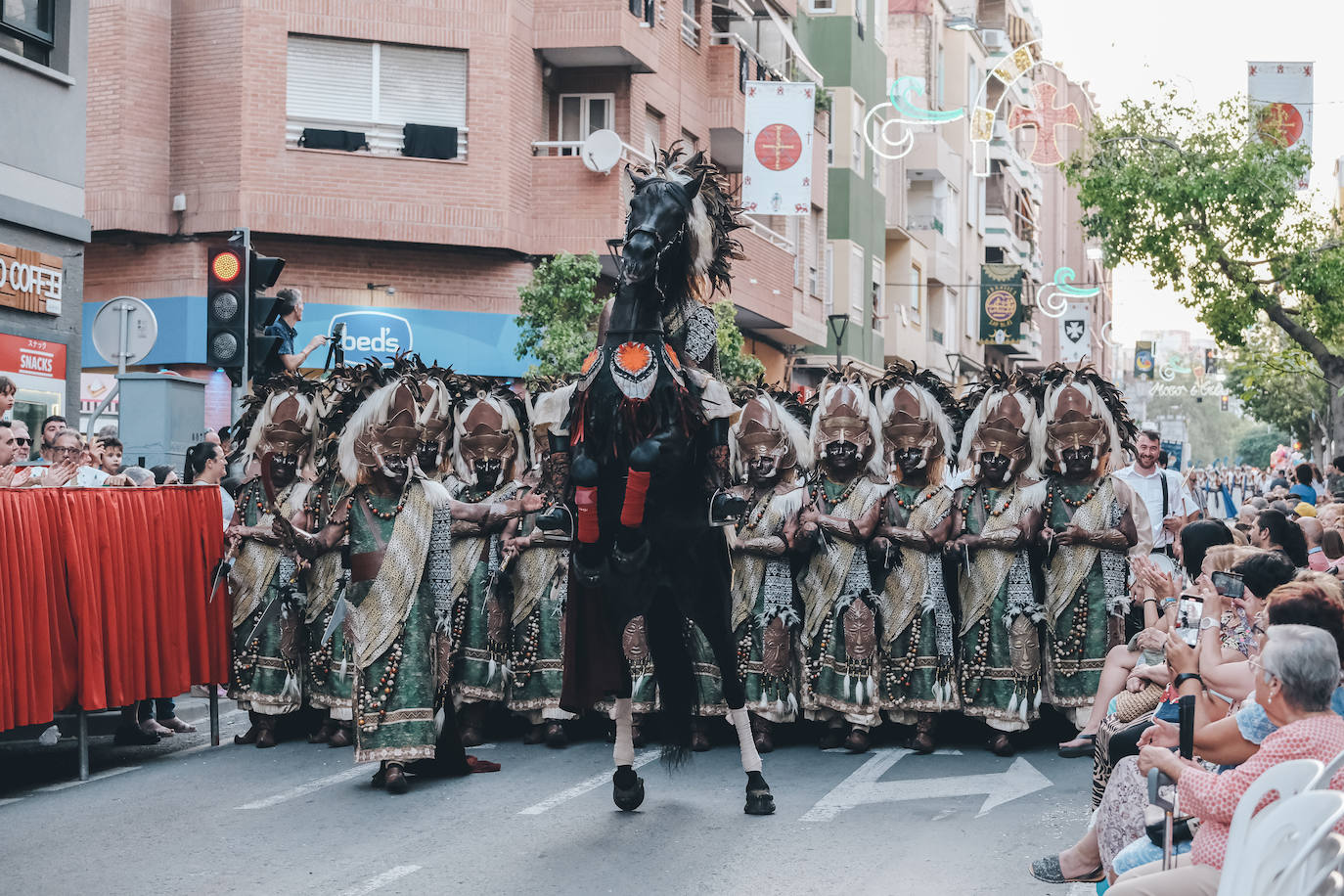 La Entrada Mora de San Blas deslumbra a los alicantinos
