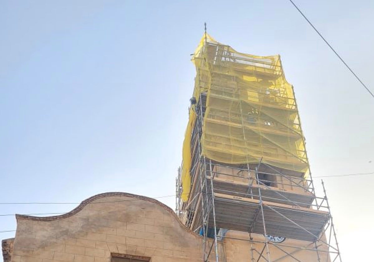 Imagen del estado actual del campanario de Sant Bertomeu en Finestrat