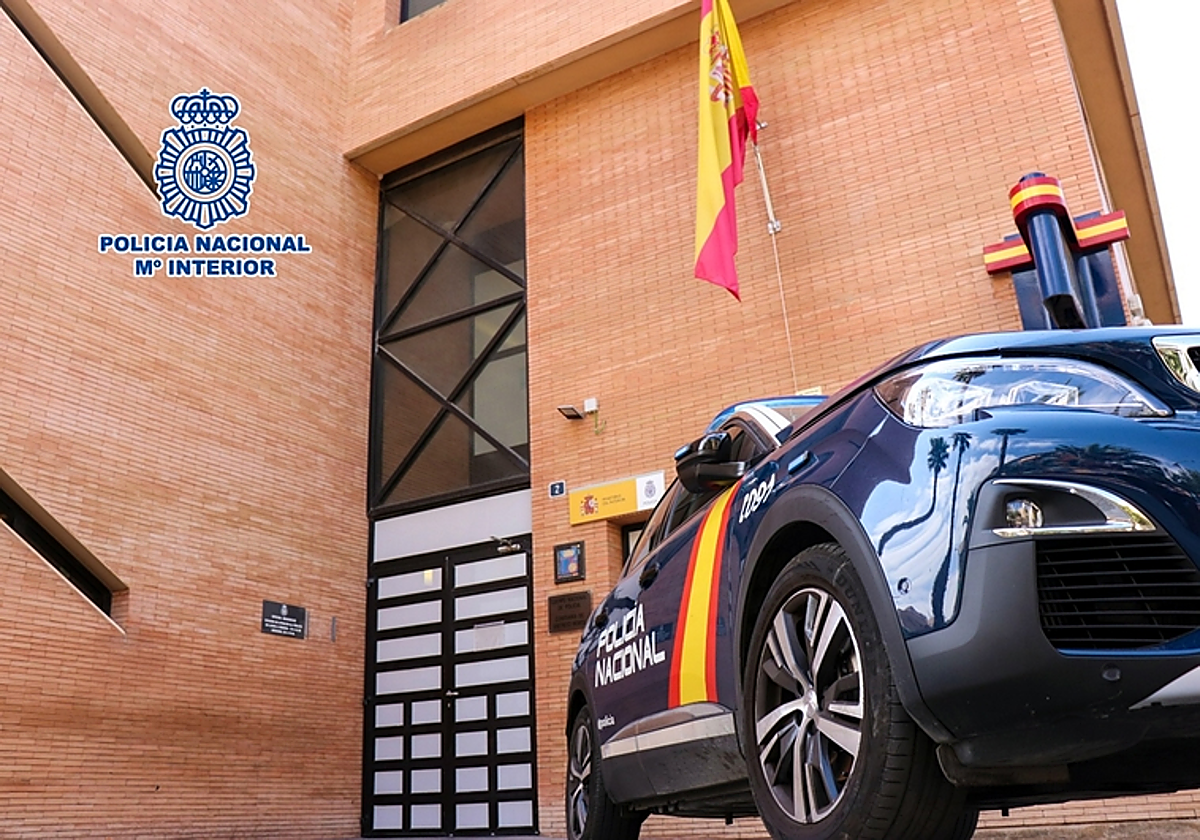 Imagen de archivo de un coche patrulla frente a la Comisaría de Distrito Norte.