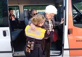 Voluntarios de protección civil ayudan a una señora en su traslado.