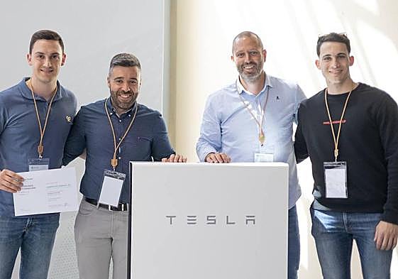Equipo de Awergy y Bet Solar con el certificado de instalación proporcionado por Tesla.