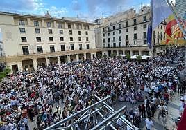 Plaza del Ayuntamiento durante el desfile del pregón 2023.