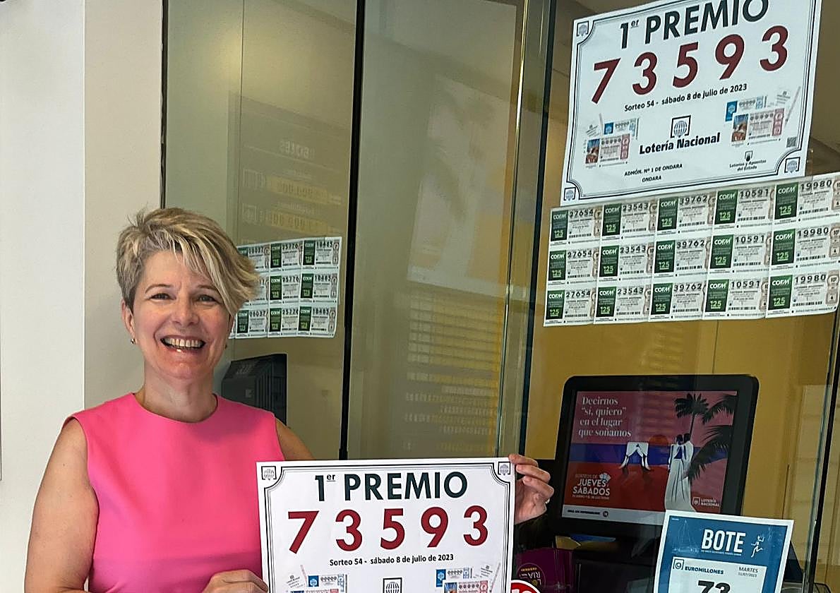 Charo Pérez, dueña de la Administración de Ondara, muestra el cartel del premio.