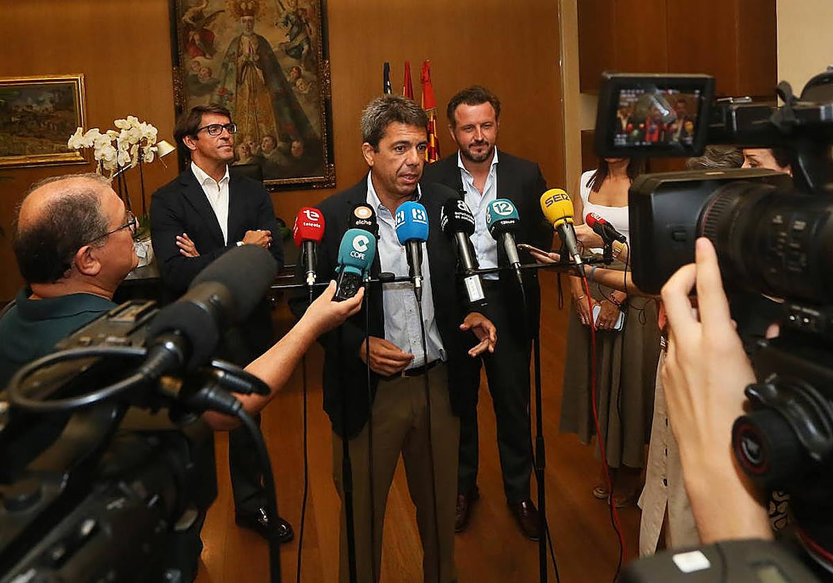 El presidente de la Diputación, Carlos Mazón, entre el diputado Juan de Dios Navarro y el alcalde de Elche, Pablo Ruz.