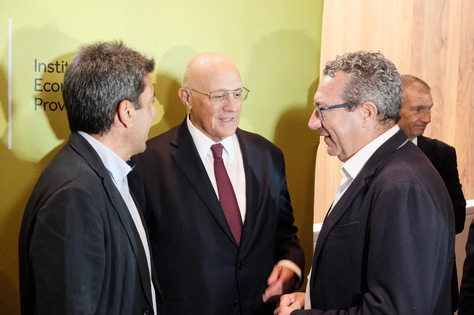 Oliu (c) junto a Carlos Mazón y Toni Pérez durante el acto convocado por Ineca.