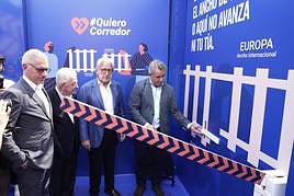 El secretario general de la Asociación Valenciana de Empresarios (AVE), Diego Lorente (d), el presidente de Fomento, Josep Sánchez Llibre (2d), y el presidente de Puig, Marc Puig (i), durante la acción reivindicativa del movimiento empresarial #QuieroCorredor en Barcelona.
