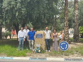 Ediles de Vox y PP en la glorieta dedicada a las víctimas del terrorismo en Sant Joan.