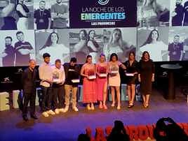 Los reconocidos en la gala acompañados por el director de Las Provincias y la alcaldesa de Valencia.