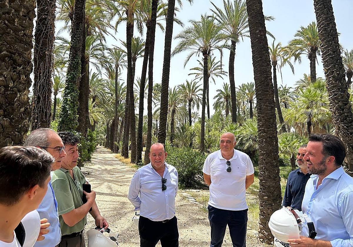 El alcalde, Pablo Ruz, durante su visita a la Casa del Hort del Gat.