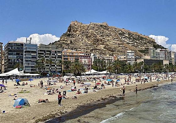 Playa del Postiguet un día del verano.