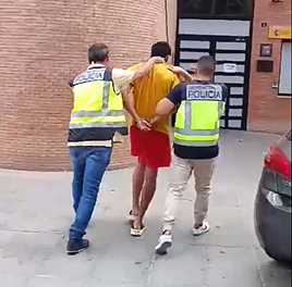 Momento de la detención del presunto responsable de la agresión.