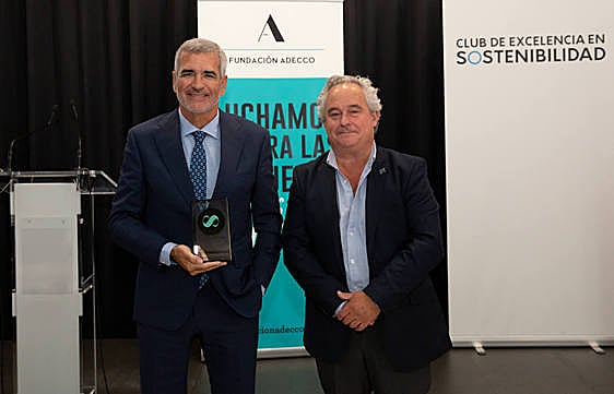 Adolfo Utor recoge el premio a la mejor práctica de Inclusión laboral.