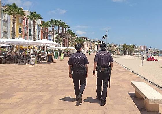 Agentes de la Policía Local de La Vila Joiosa recorren la playa Centro.