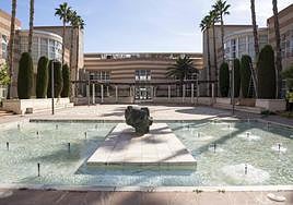 Patio interior del Aulario 1 de la Universidad de Alicante.