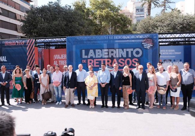 Representantes de laAsociación de Empresarios Valencianos y del gobierno municipal en el 'Laberinto de retrasos'.