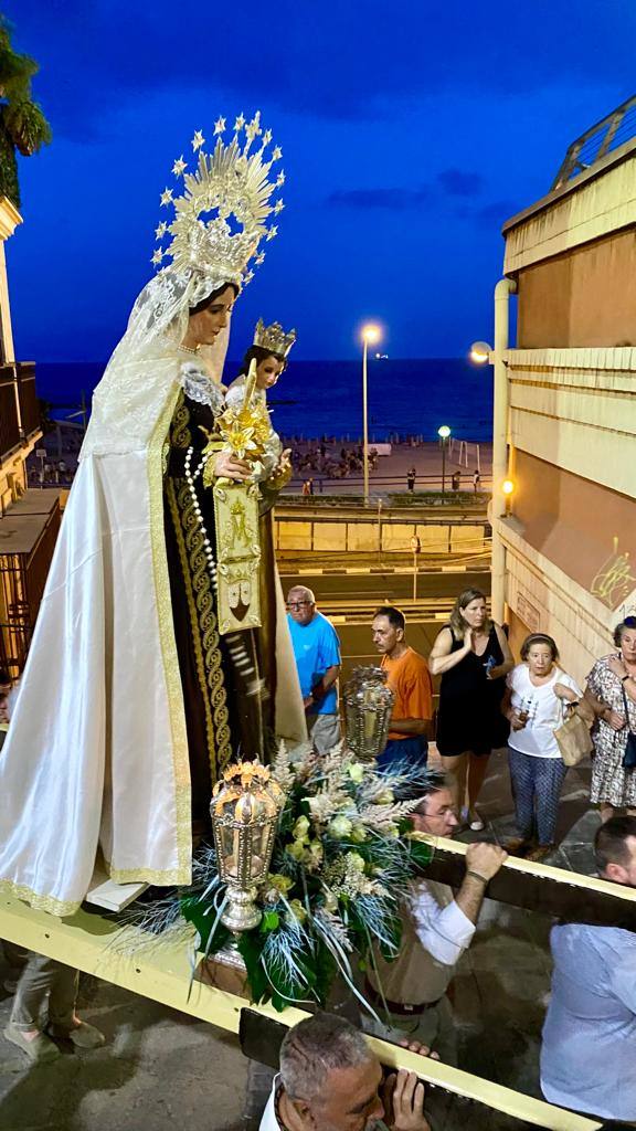 La procesión marinera acompaña a la Virgen del Carmen
