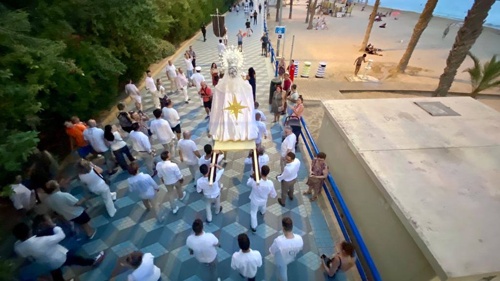 La procesión marinera acompaña a la Virgen del Carmen