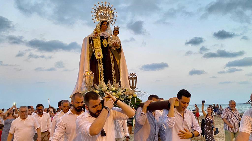 La procesión marinera acompaña a la Virgen del Carmen