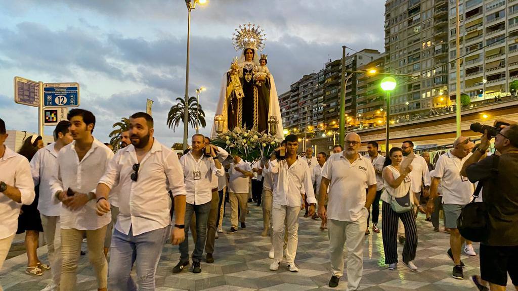 La procesión marinera acompaña a la Virgen del Carmen
