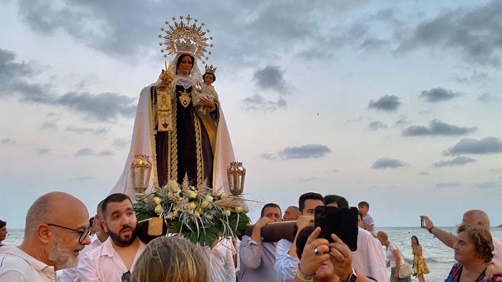 La procesión marinera acompaña a la Virgen del Carmen