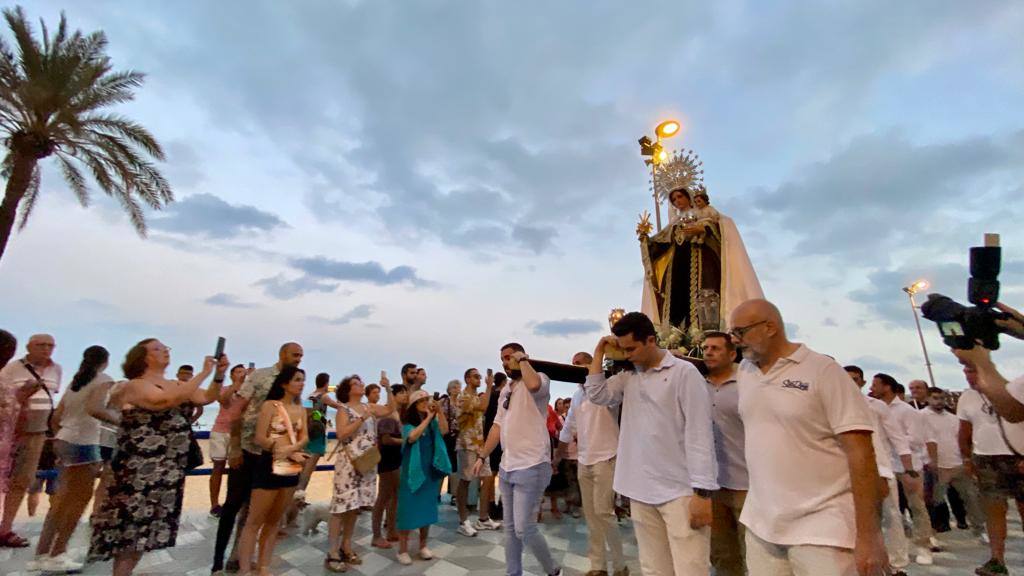 La procesión marinera acompaña a la Virgen del Carmen