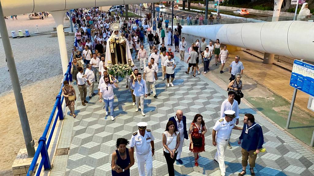 La procesión marinera acompaña a la Virgen del Carmen