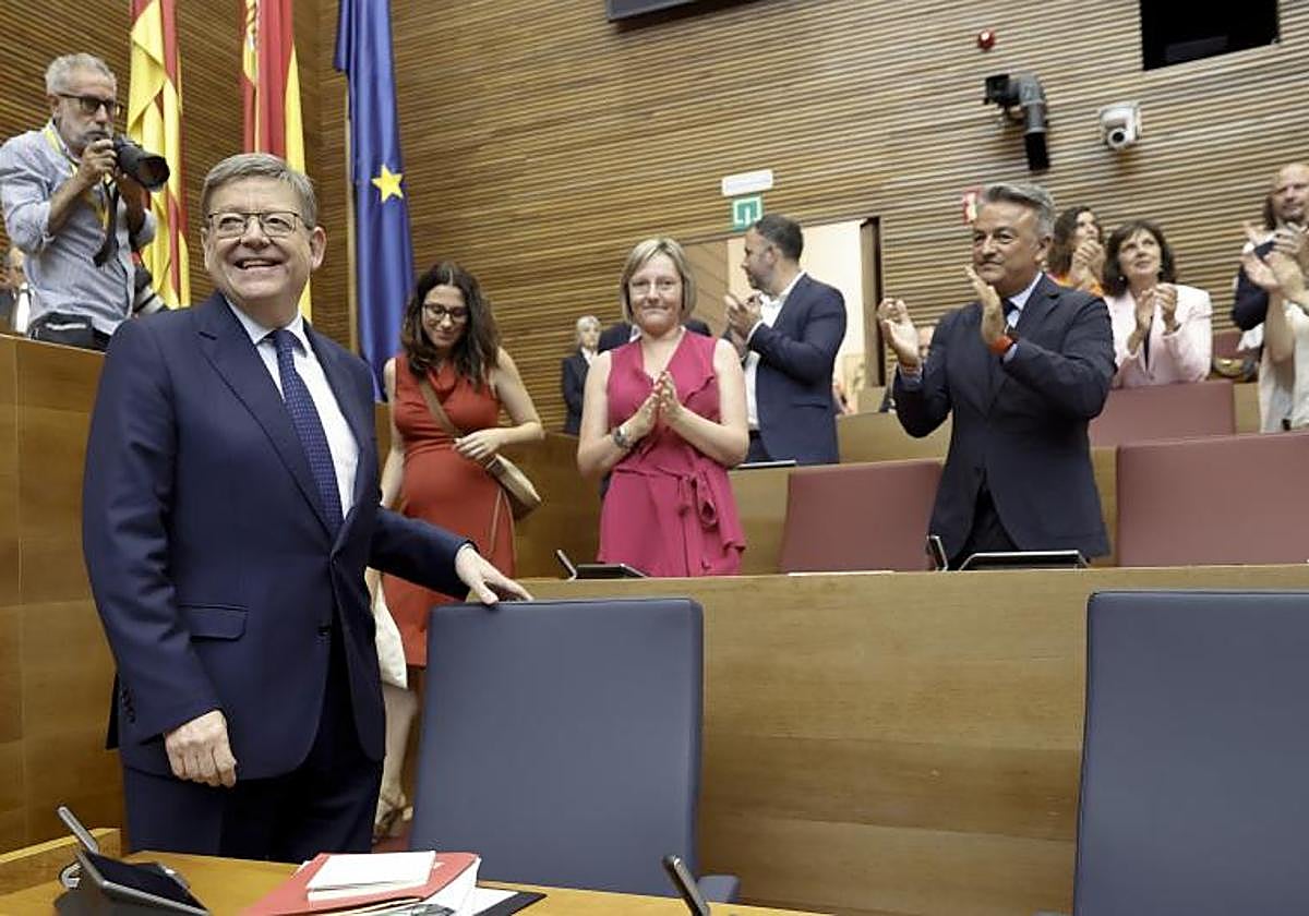 Los diputados socialistas recibieron con aplausos a Ximo Puig a su entrada al hemiciclo.