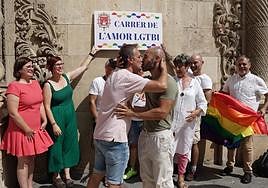 Bellido y López se dan un beso para reivindicar los derechos y libertades del colectivo LGTBI.